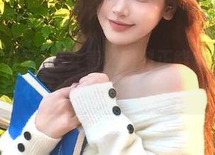 少女看《黑料正能量》和《黑料不打烊》视频分享好心情